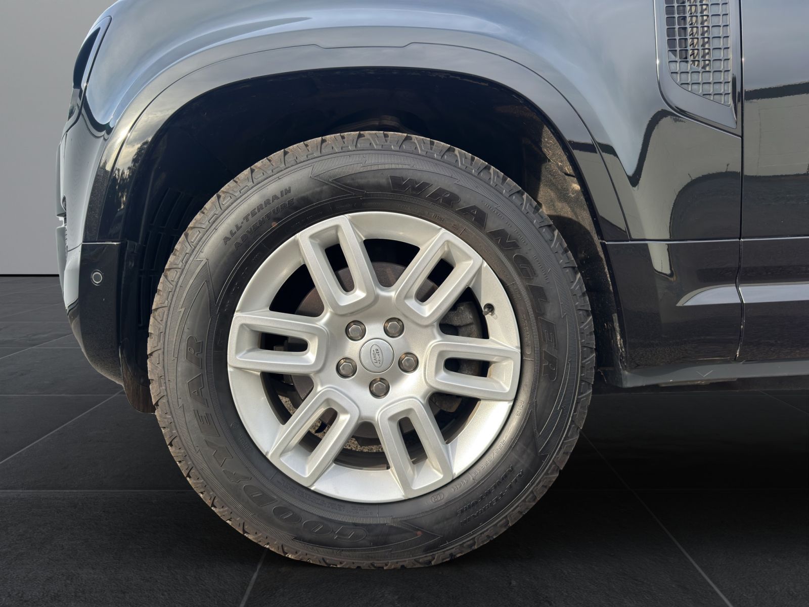 Land Rover Defender 2022 г. Чёрный, пробег 49750 км