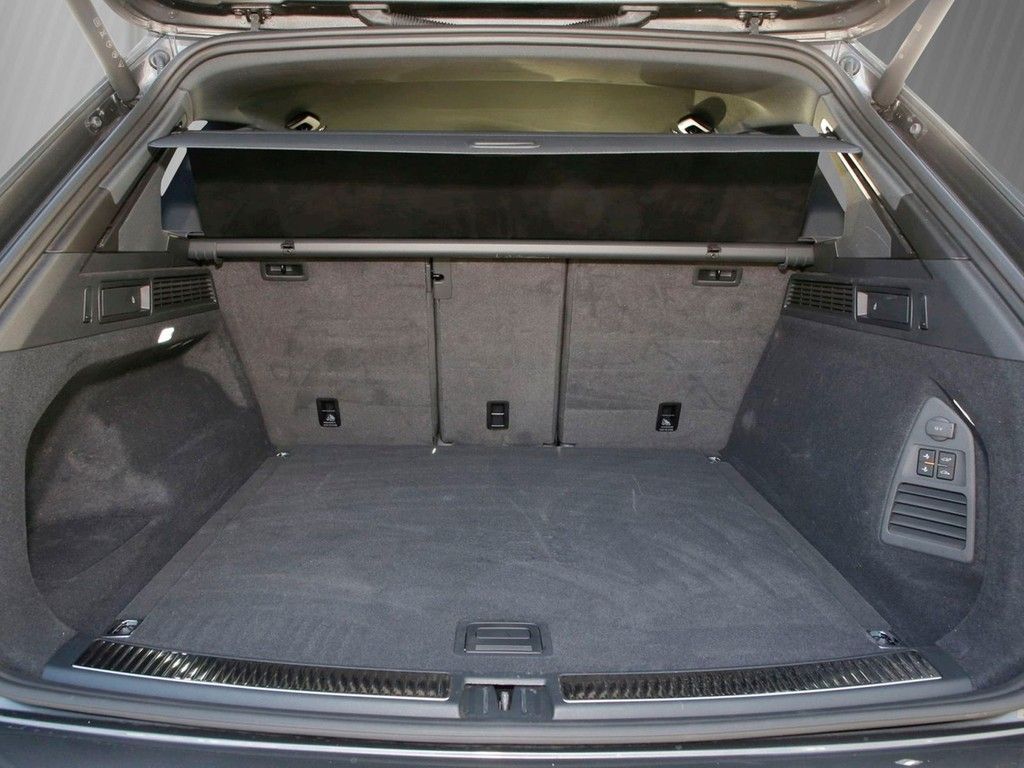 Volkswagen Touareg 2026 г. Серый, пробег 27270 км