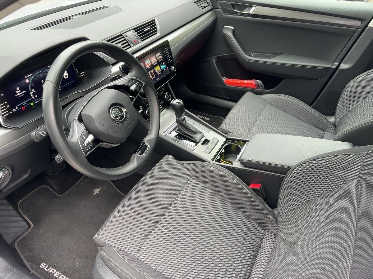 Skoda Superb 2023 г. Серебристый, пробег 44450 км