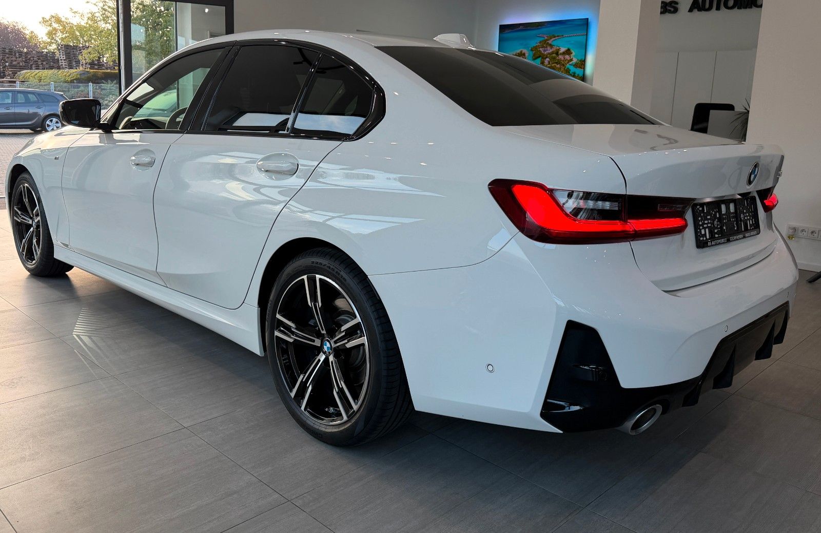 BMW 320 2026 г. Белый, пробег 25600 км