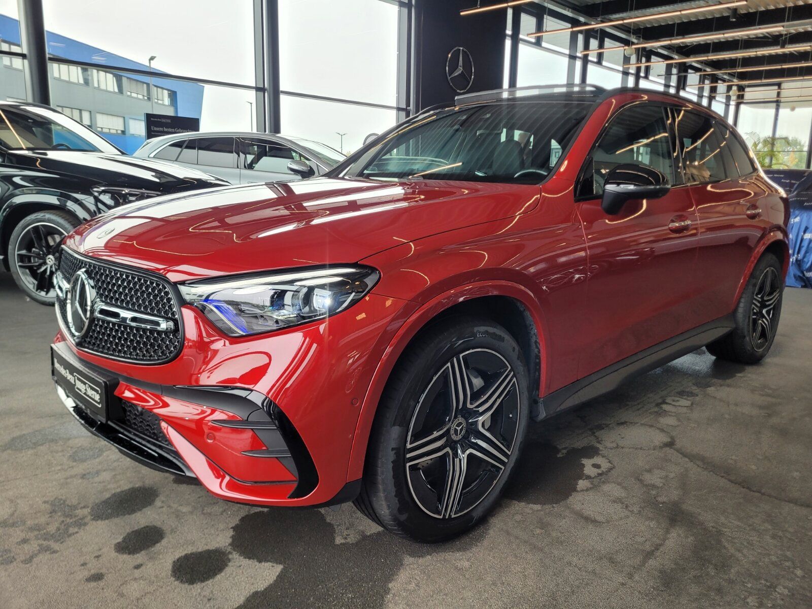 Mercedes-Benz GLC 300 2025 г. Красный, пробег 16479 км