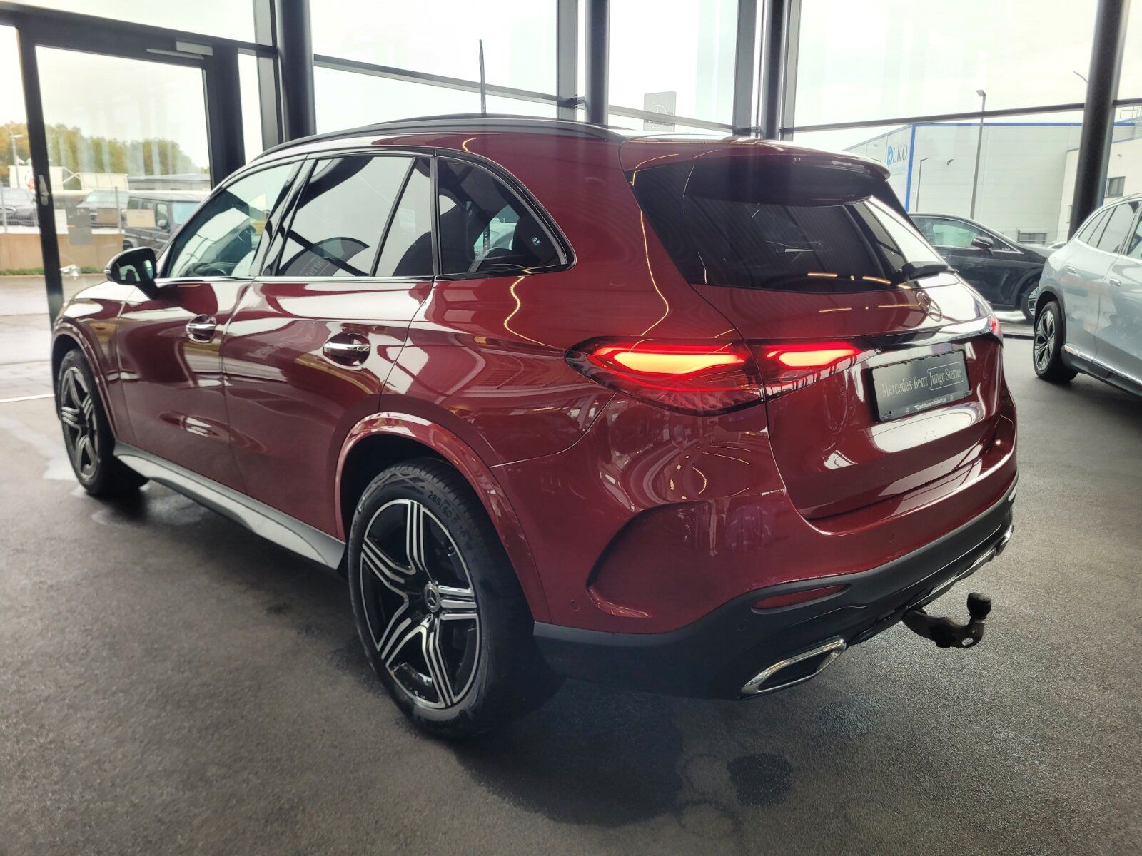 Mercedes-Benz GLC 300 2025 г. Красный, пробег 16479 км