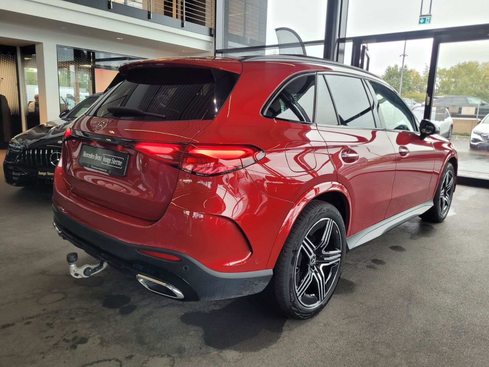 Mercedes-Benz GLC 300 2025 г. Красный, пробег 16479 км