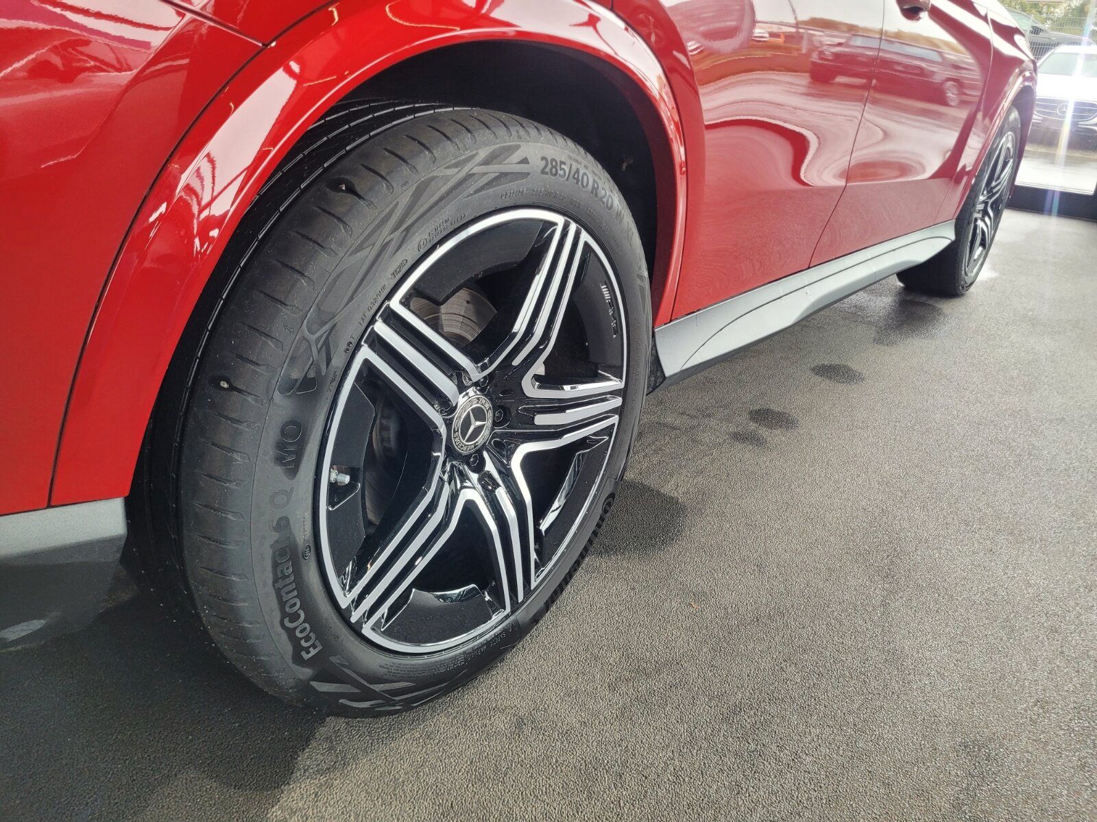 Mercedes-Benz GLC 300 2025 г. Красный, пробег 16479 км