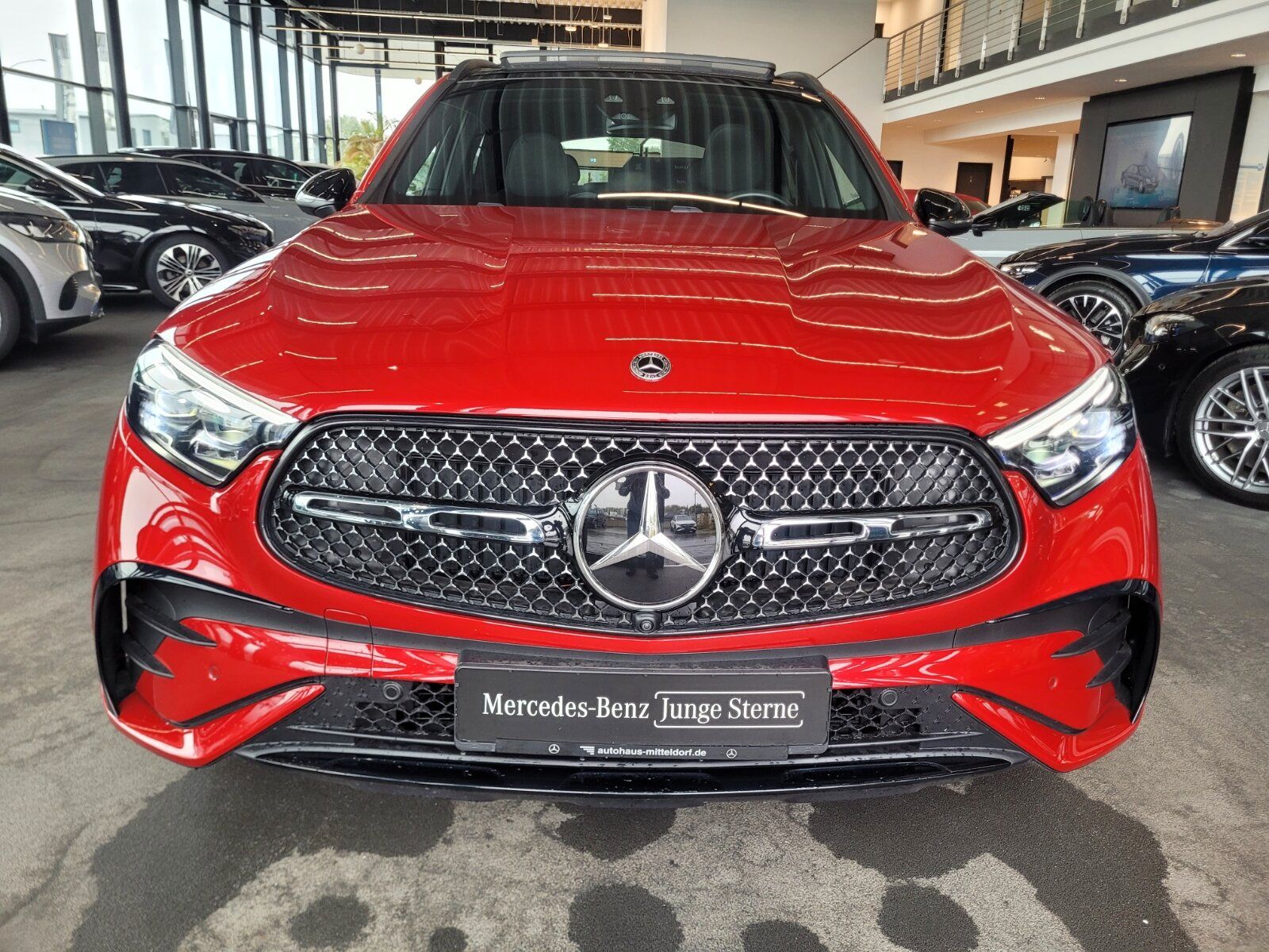 Mercedes-Benz GLC 300 2025 г. Красный, пробег 16479 км