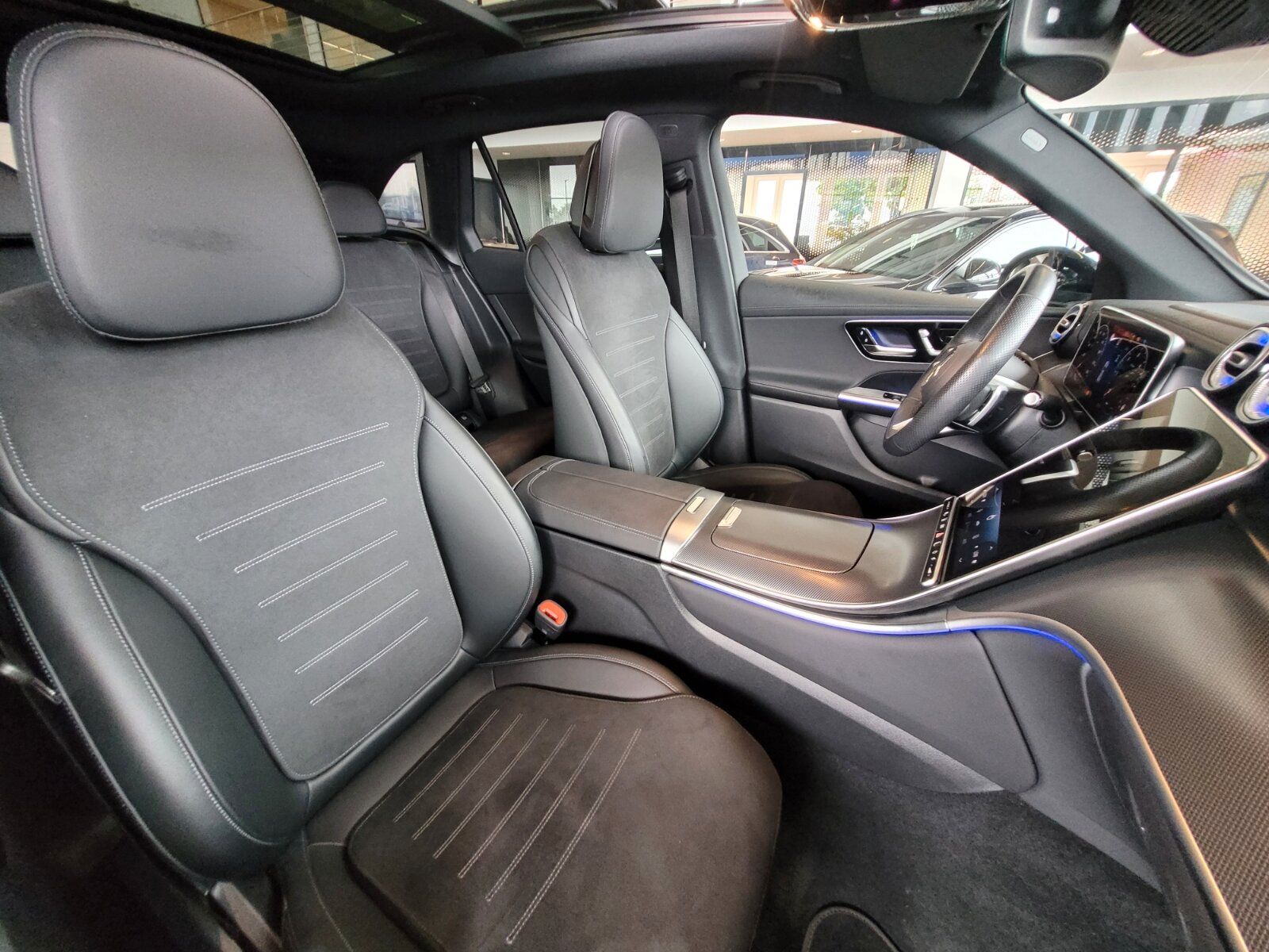 Mercedes-Benz GLC 300 2025 г. Красный, пробег 16479 км