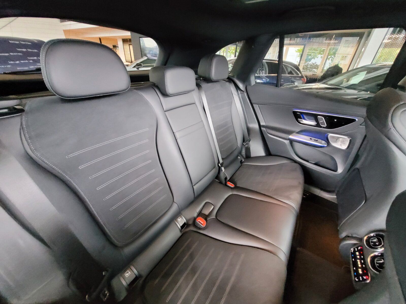 Mercedes-Benz GLC 300 2025 г. Красный, пробег 16479 км