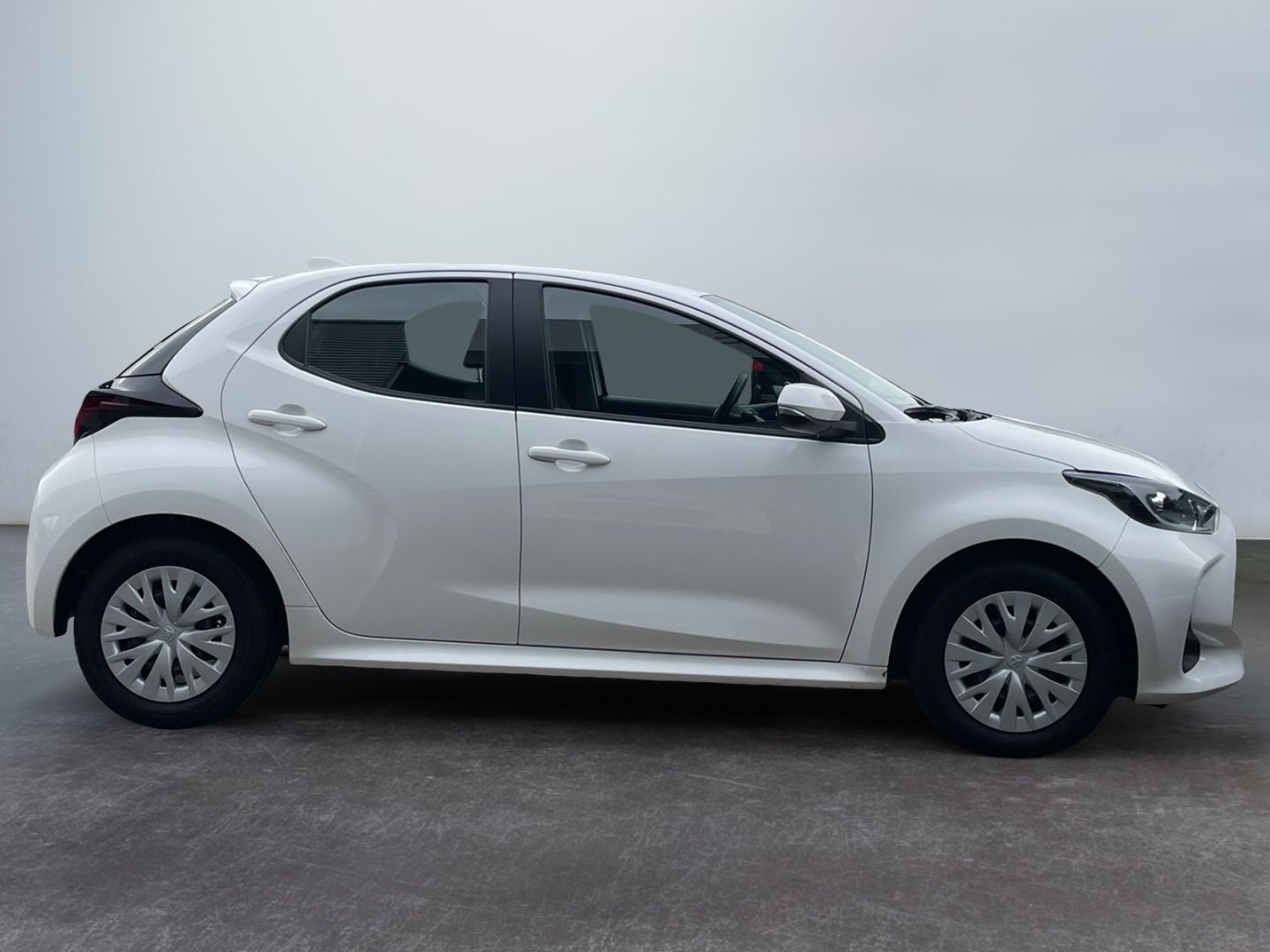 Toyota Yaris 2022 г. Белый, пробег 40000 км