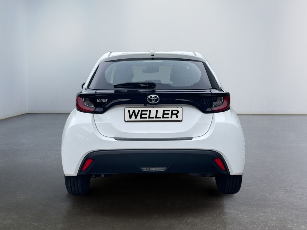Toyota Yaris 2022 г. Белый, пробег 40000 км