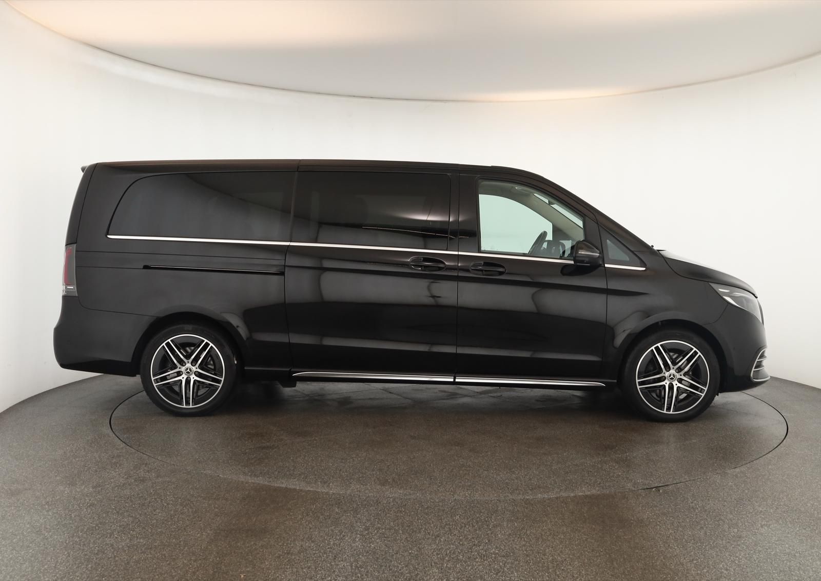 Mercedes-Benz V 300 2024 г. Чёрный, пробег 52600 км
