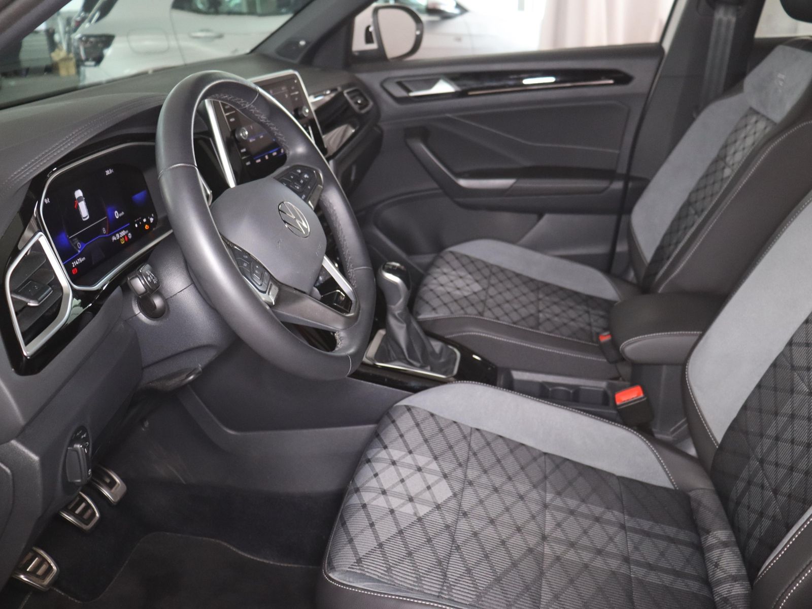 Volkswagen T-Roc 2024 г. Серый, пробег 21463 км