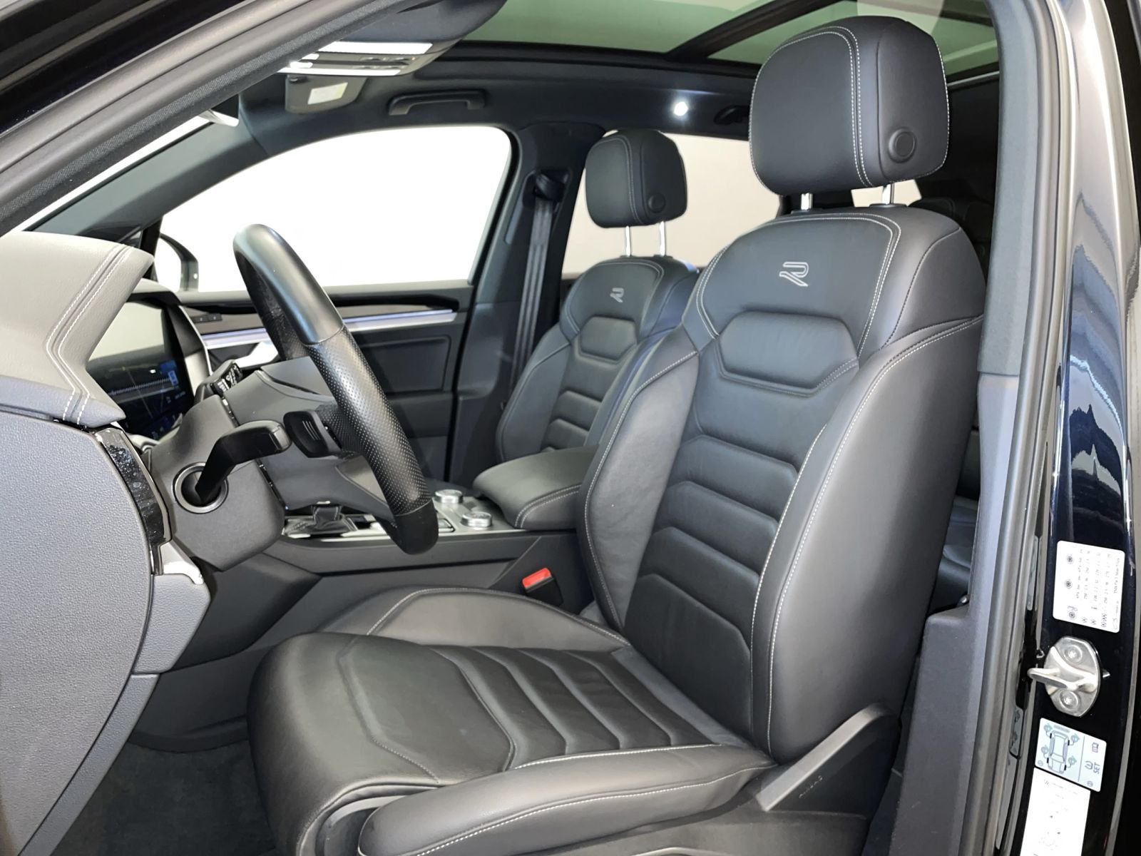 Volkswagen Touareg 2022 г. Чёрный, пробег 48275 км