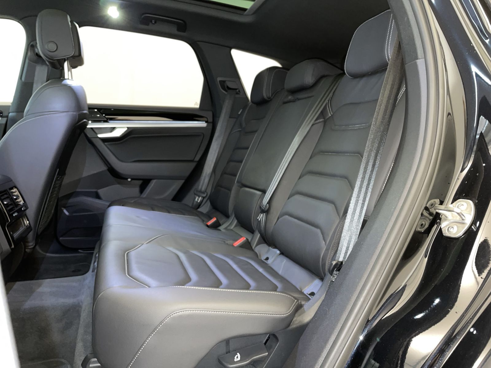 Volkswagen Touareg 2022 г. Чёрный, пробег 48275 км
