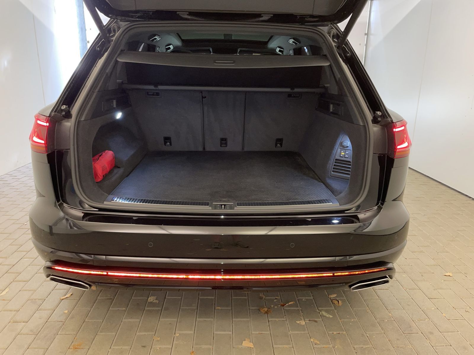 Volkswagen Touareg 2022 г. Чёрный, пробег 48275 км