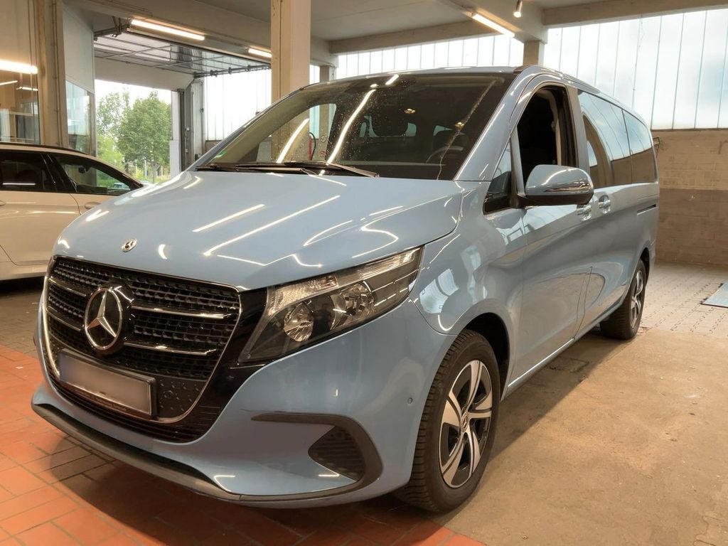 Mercedes-Benz 220 2024 г. Синий, пробег 19239 км