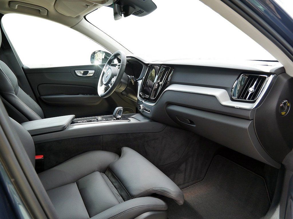 Volvo XC60 2023 г. Синий, пробег 41712 км