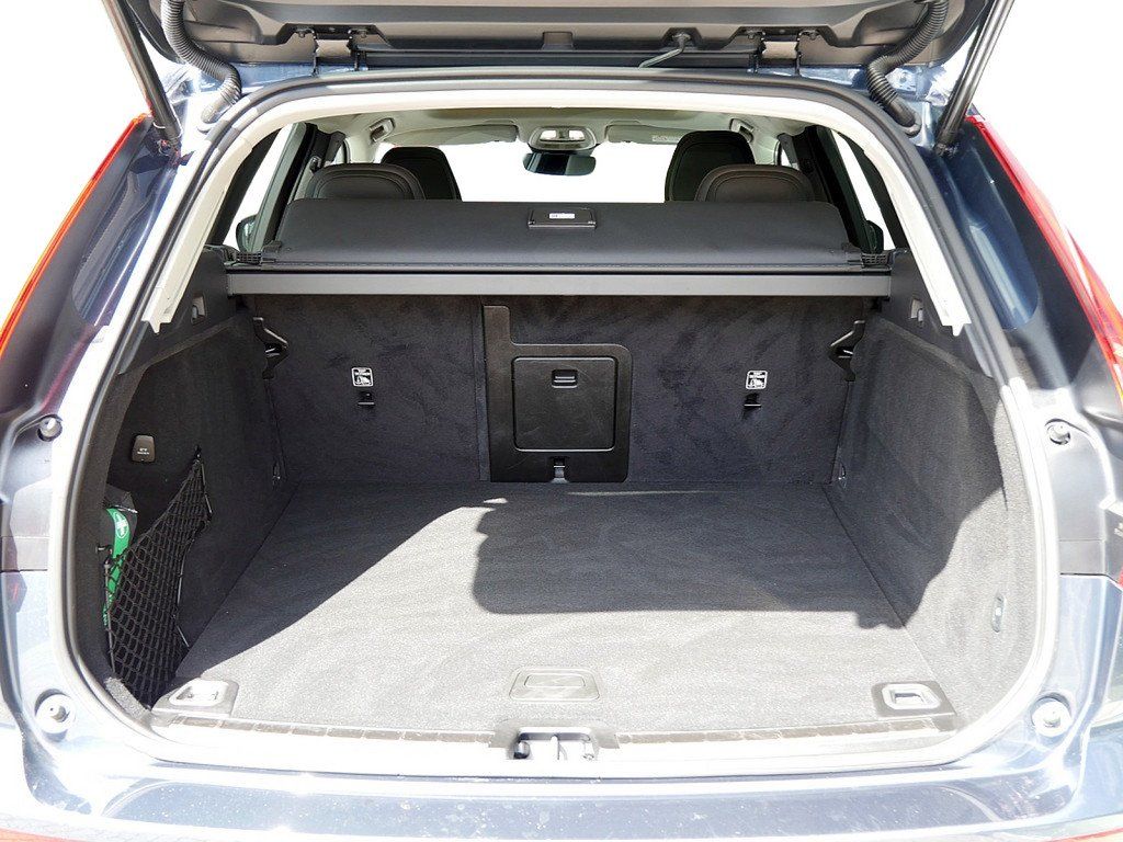 Volvo XC60 2023 г. Синий, пробег 41712 км