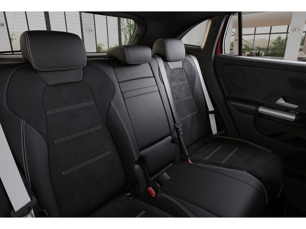 Mercedes-Benz GLA 200 2026 г. Красный, пробег 9999 км