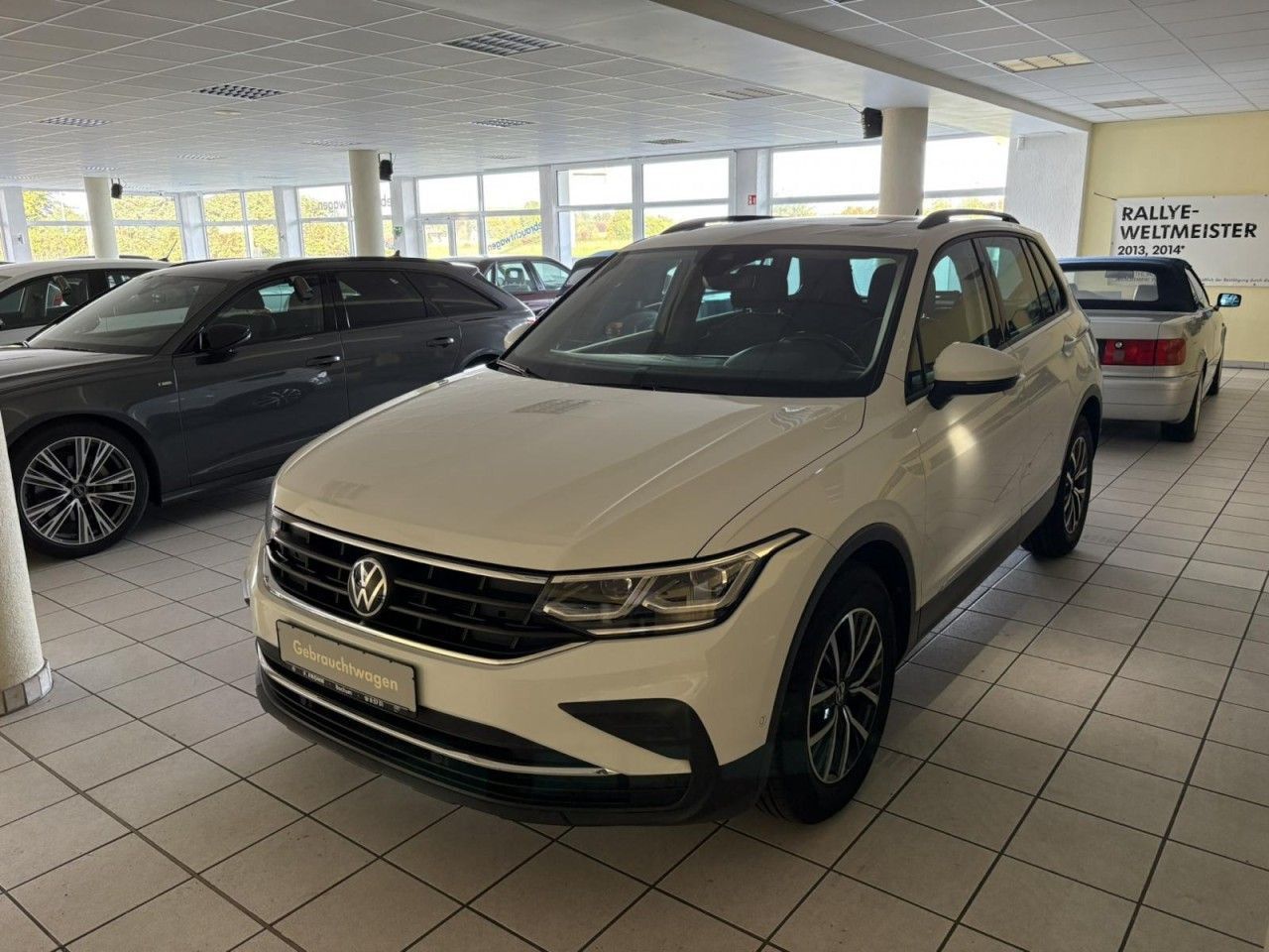 Volkswagen Tiguan 2022 г. Белый, пробег 54626 км