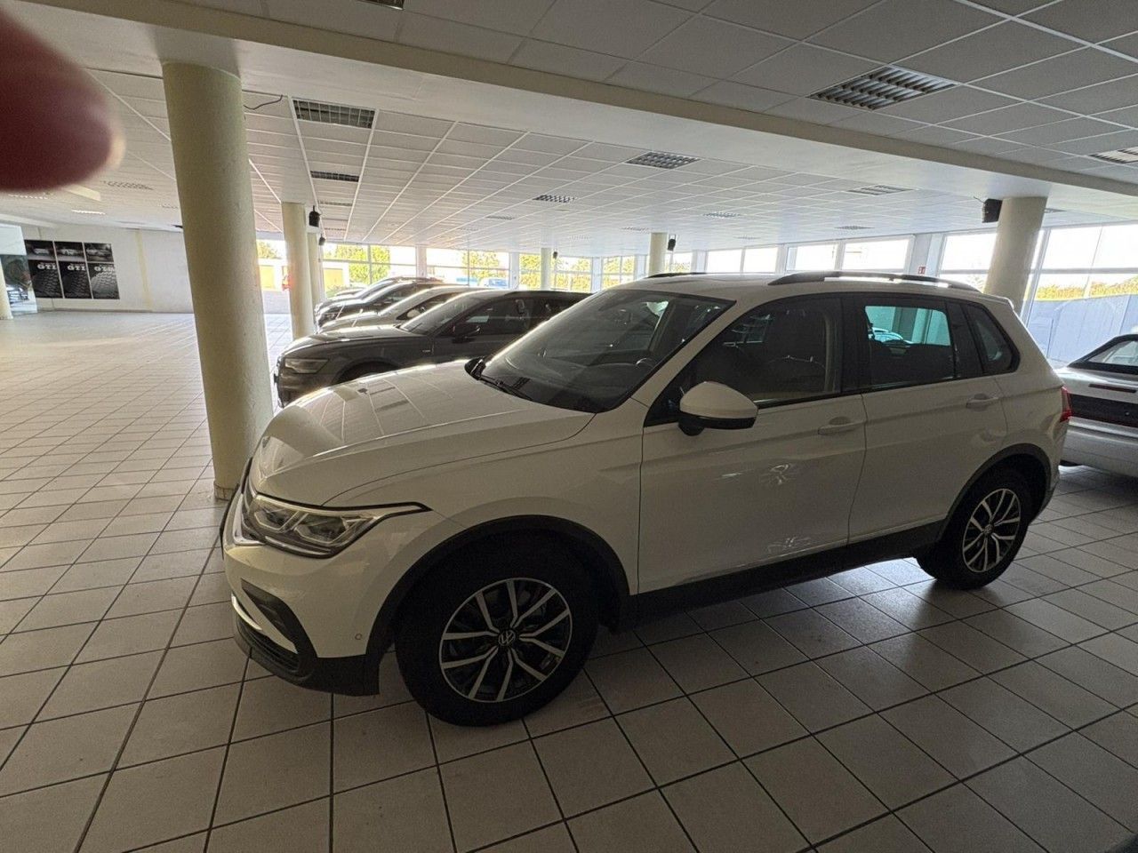 Volkswagen Tiguan 2022 г. Белый, пробег 54626 км