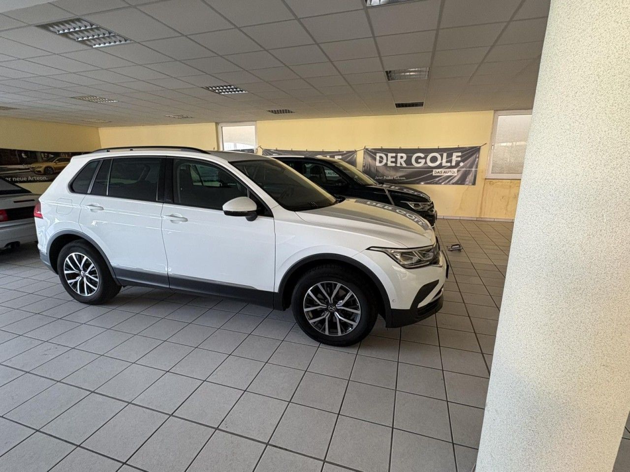 Volkswagen Tiguan 2022 г. Белый, пробег 54626 км