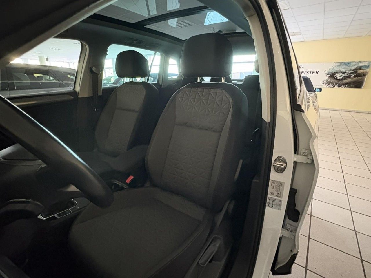 Volkswagen Tiguan 2022 г. Белый, пробег 54626 км