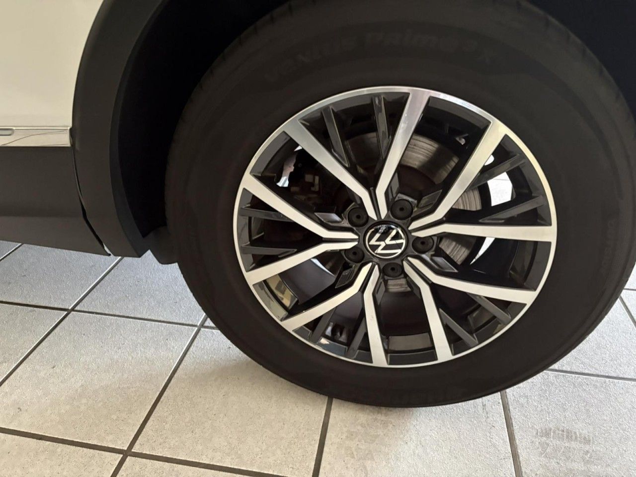 Volkswagen Tiguan 2022 г. Белый, пробег 54626 км