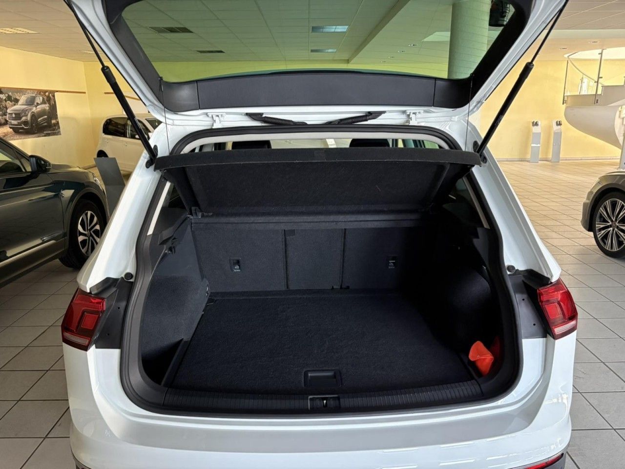 Volkswagen Tiguan 2022 г. Белый, пробег 54626 км