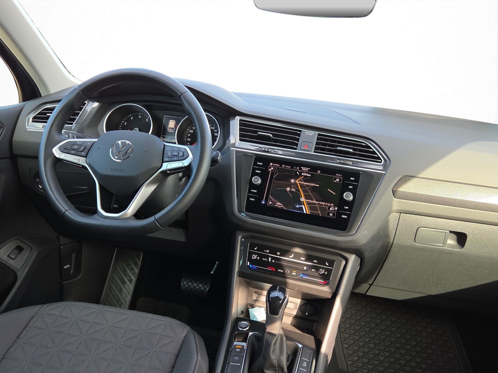 Volkswagen Tiguan 2023 г. Синий, пробег 31750 км