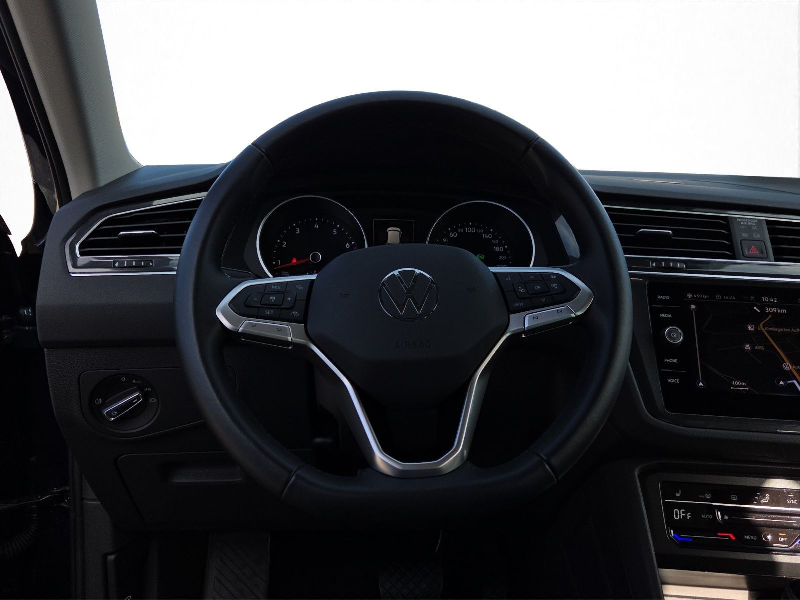 Volkswagen Tiguan 2023 г. Синий, пробег 31750 км