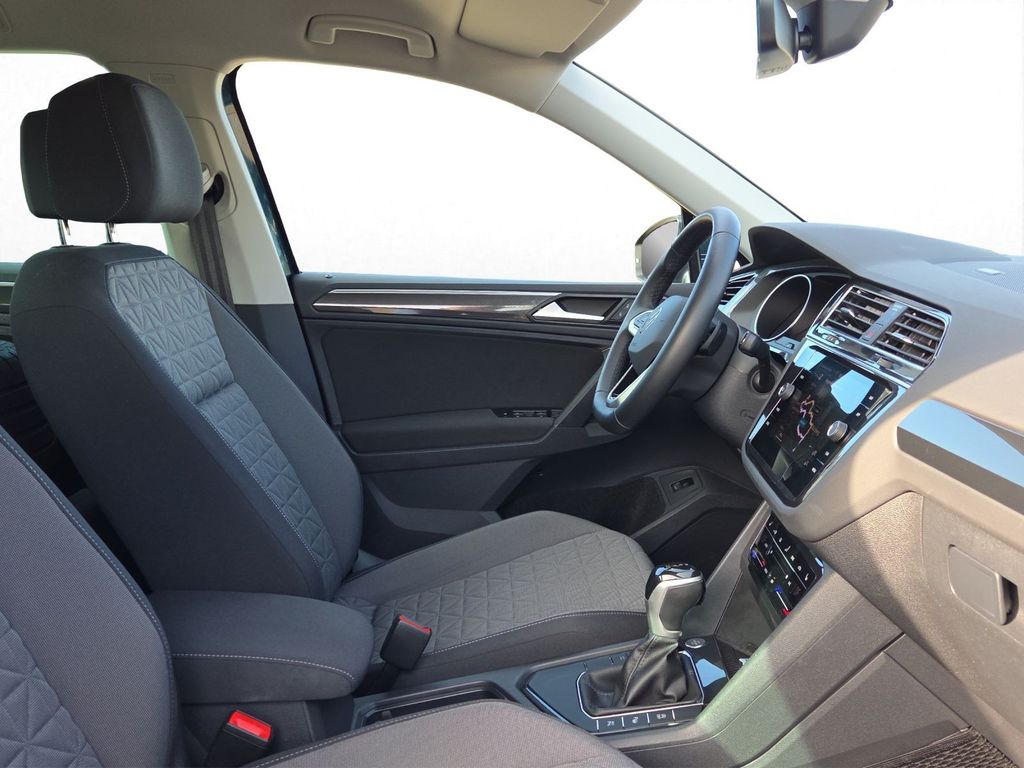Volkswagen Tiguan 2023 г. Синий, пробег 31750 км