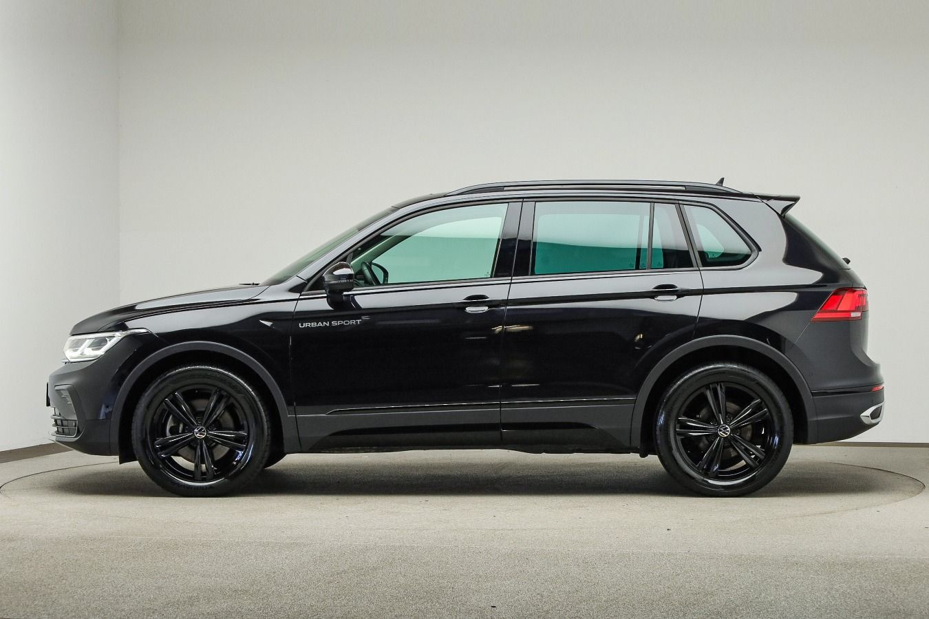 Volkswagen Tiguan 2022 г. Чёрный, пробег 45500 км