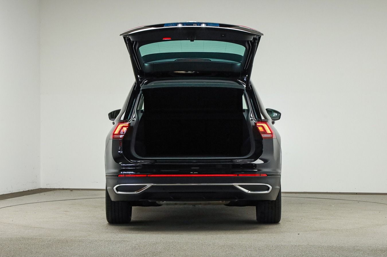 Volkswagen Tiguan 2022 г. Чёрный, пробег 45500 км