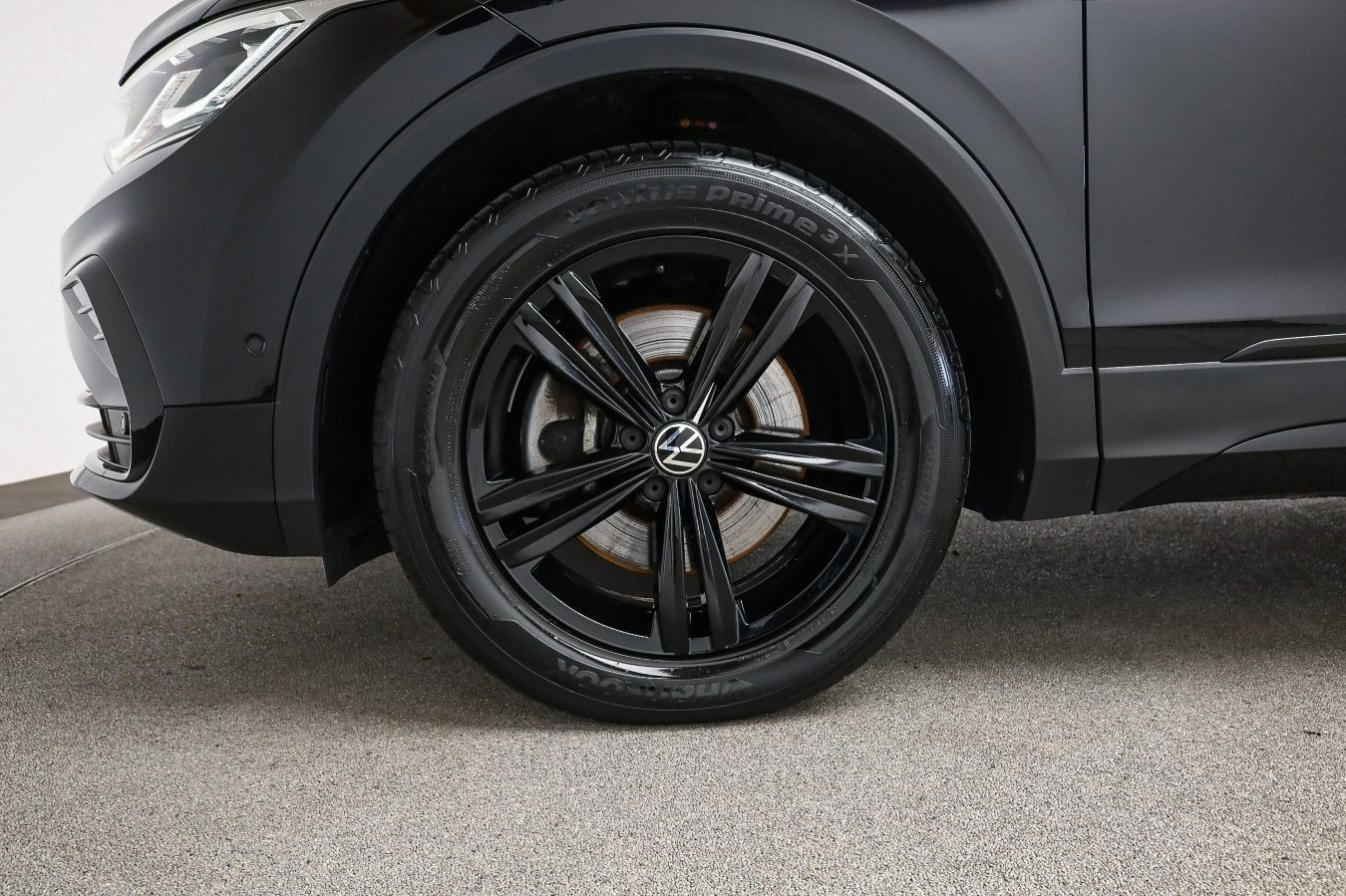 Volkswagen Tiguan 2022 г. Чёрный, пробег 45500 км