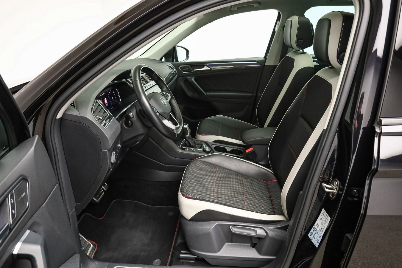 Volkswagen Tiguan 2022 г. Чёрный, пробег 45500 км