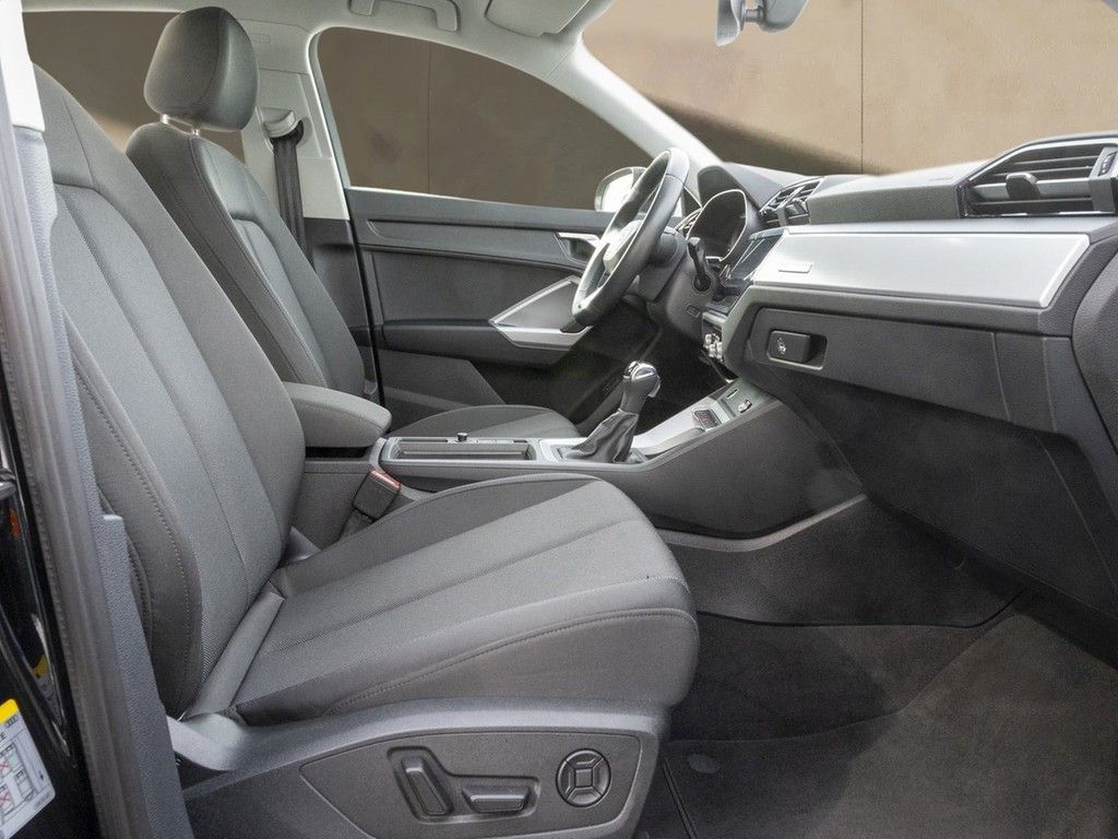 Audi Q3 2023 г. Чёрный, пробег 53800 км