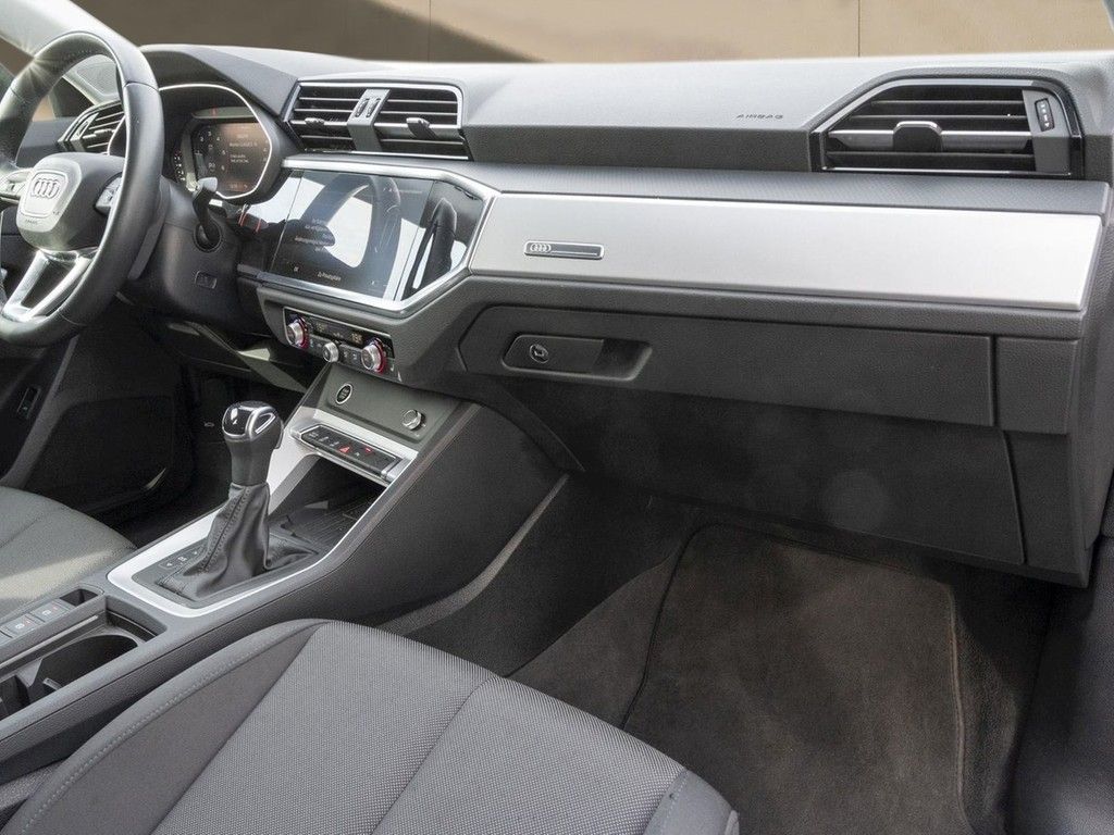 Audi Q3 2023 г. Чёрный, пробег 53800 км