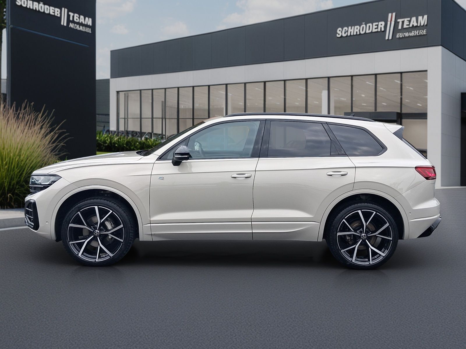 Volkswagen Touareg 2025 г. Бежевый, пробег 13124 км