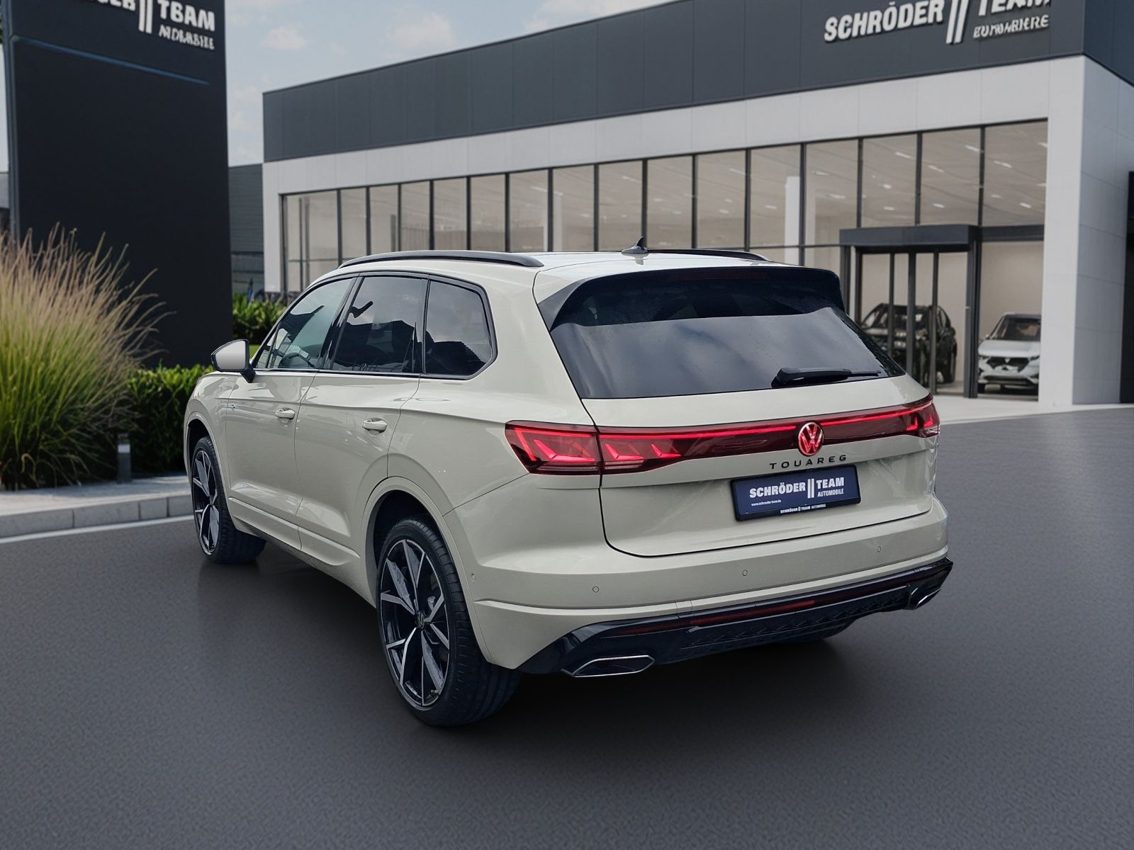 Volkswagen Touareg 2025 г. Бежевый, пробег 13124 км