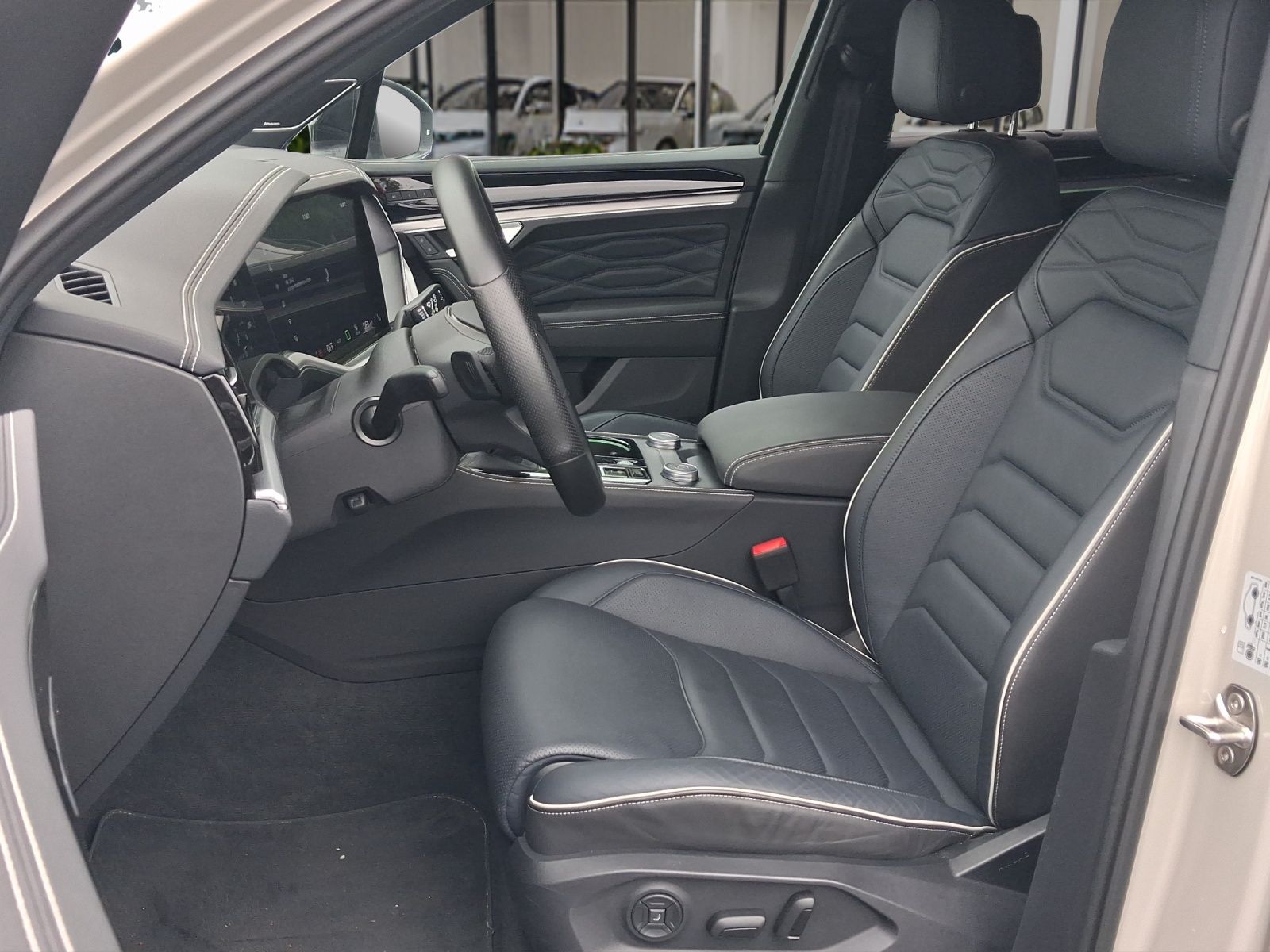 Volkswagen Touareg 2025 г. Бежевый, пробег 13124 км