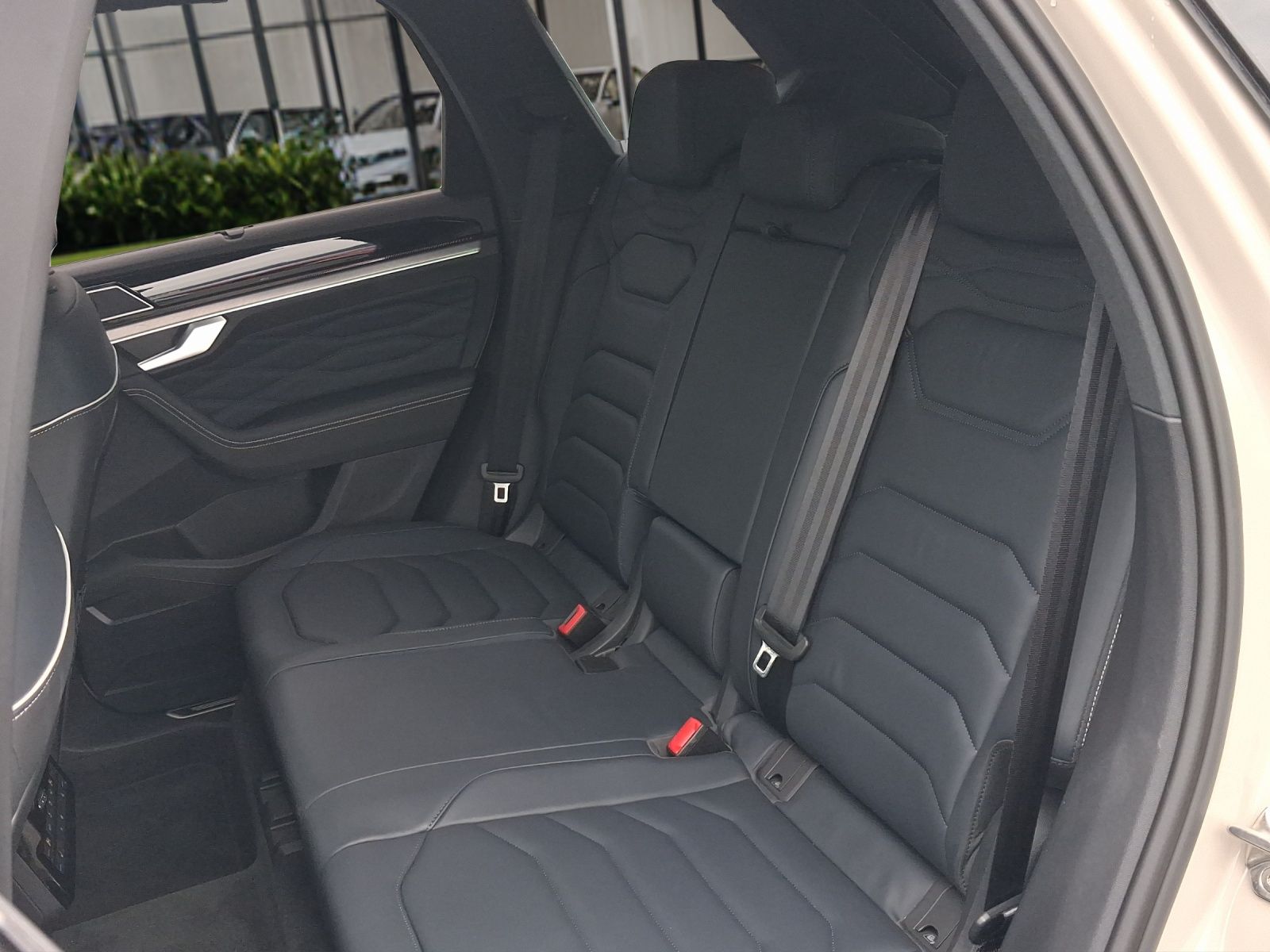 Volkswagen Touareg 2025 г. Бежевый, пробег 13124 км