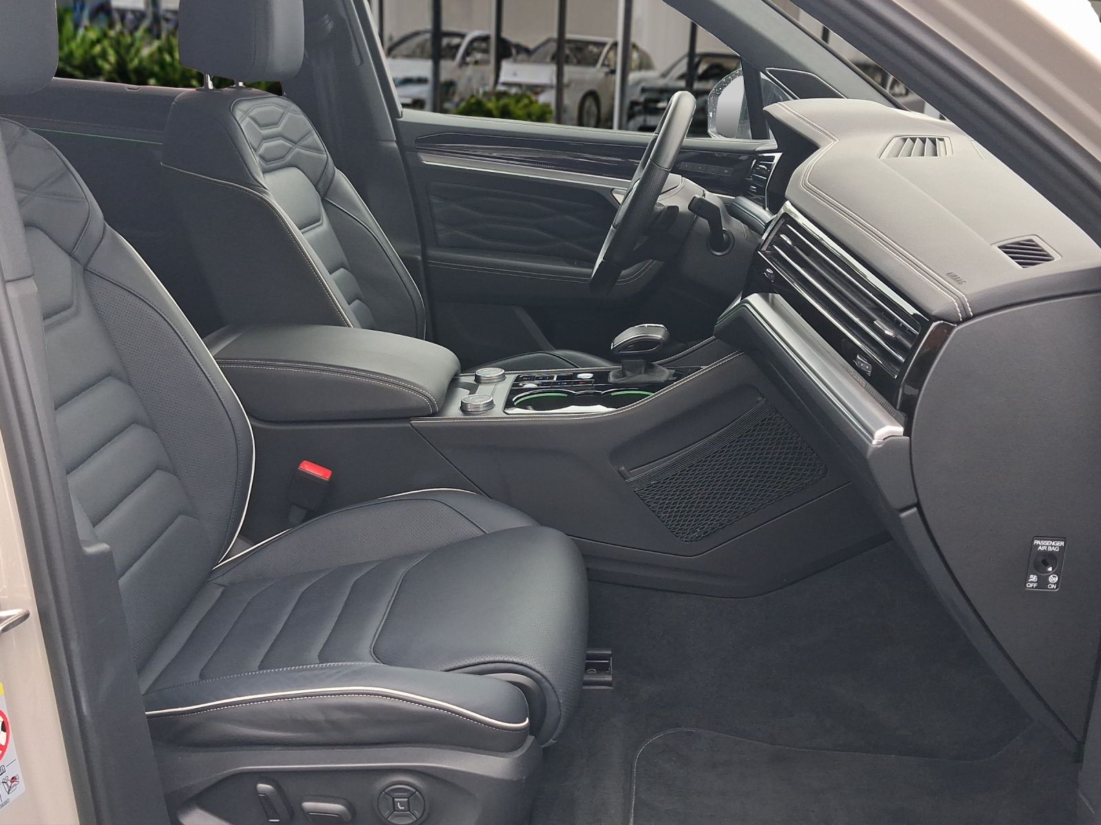 Volkswagen Touareg 2025 г. Бежевый, пробег 13124 км