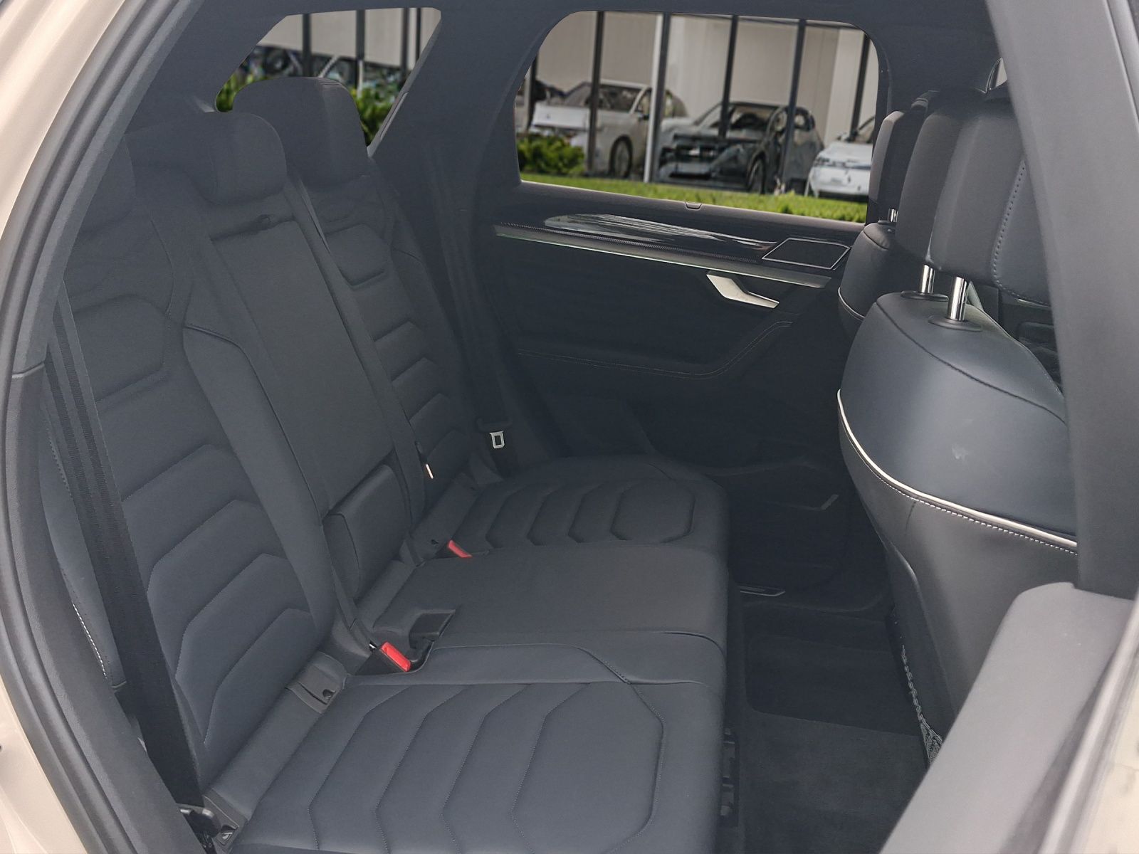 Volkswagen Touareg 2025 г. Бежевый, пробег 13124 км
