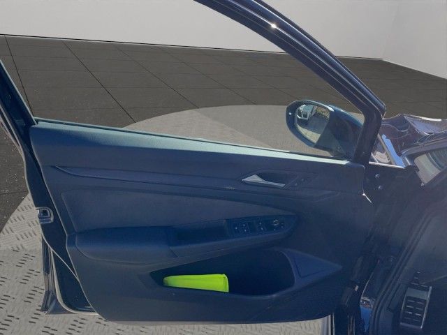 Volkswagen Golf 2023 г. Чёрный, пробег 43978 км
