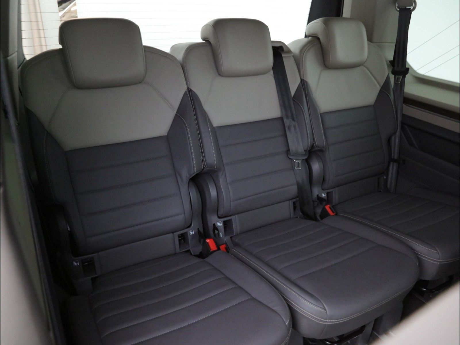Volkswagen T7 MULTIVAN 2024 г. Серебристый, пробег 58300 км