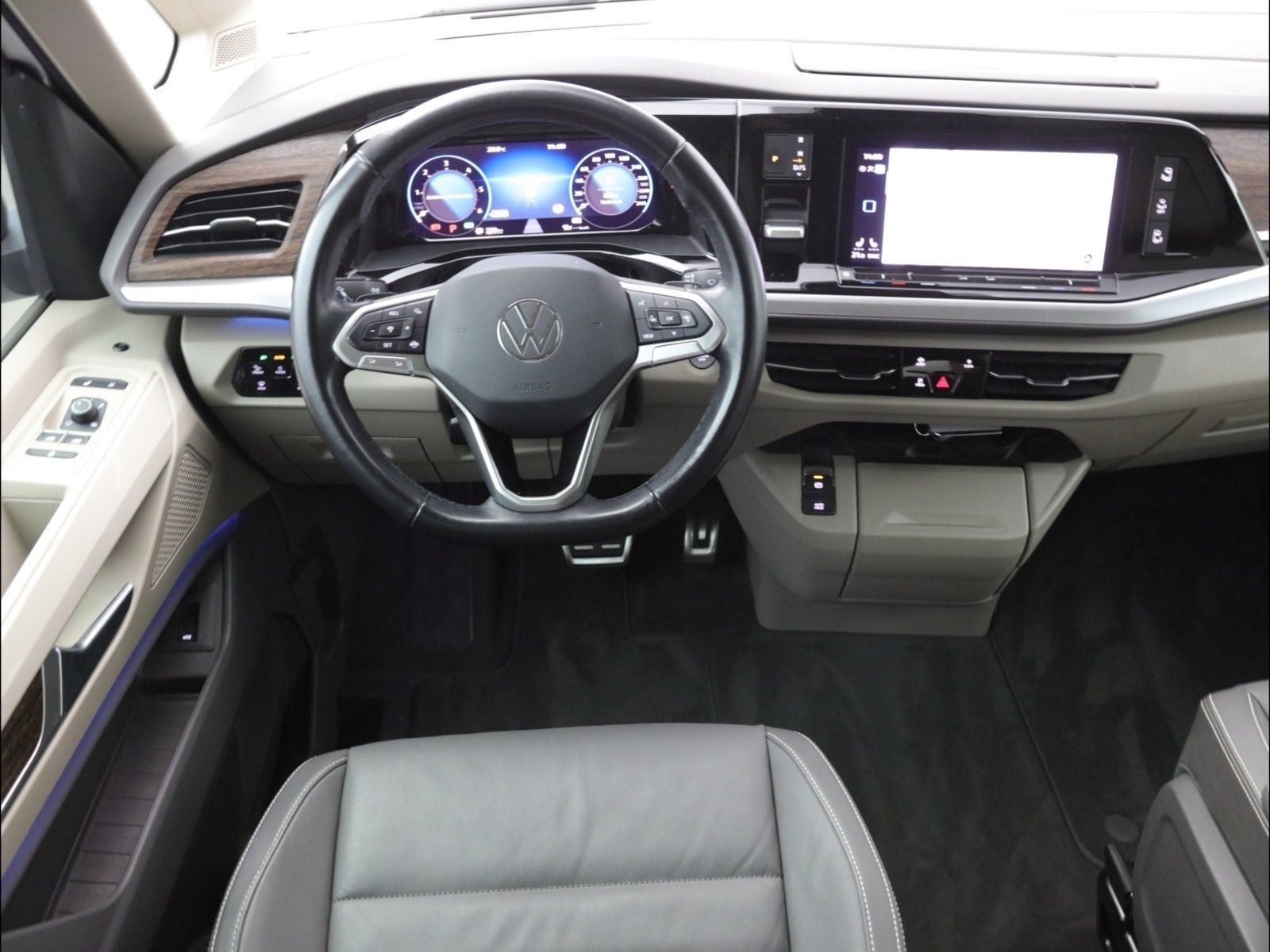 Volkswagen T7 MULTIVAN 2024 г. Серебристый, пробег 58300 км