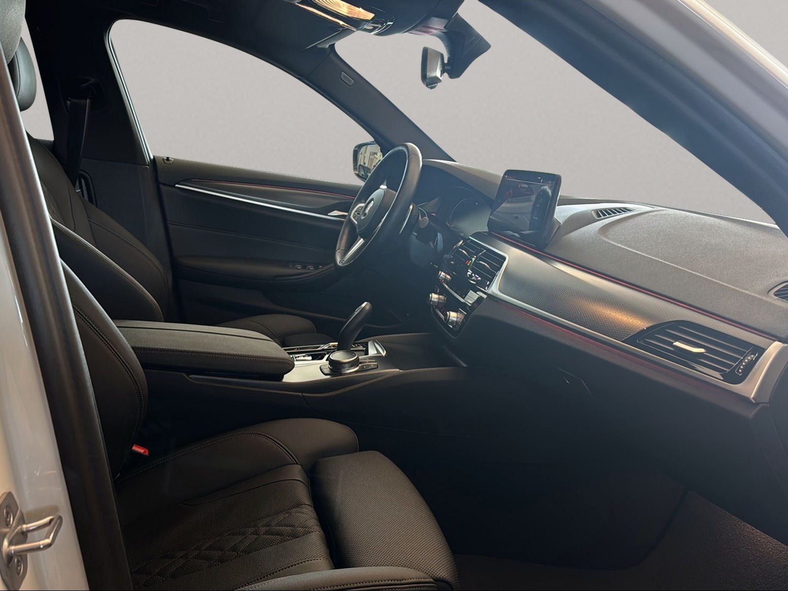 BMW 530 2023 г. Белый, пробег 24759 км