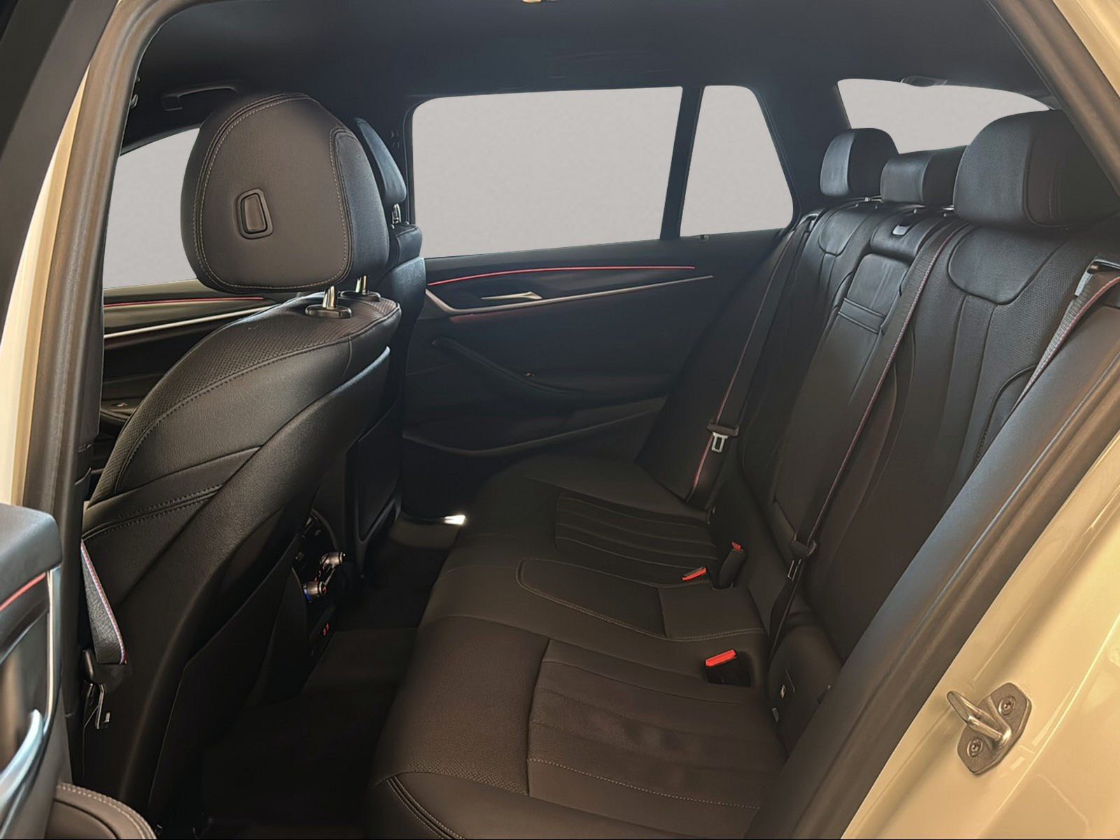 BMW 530 2023 г. Белый, пробег 24759 км