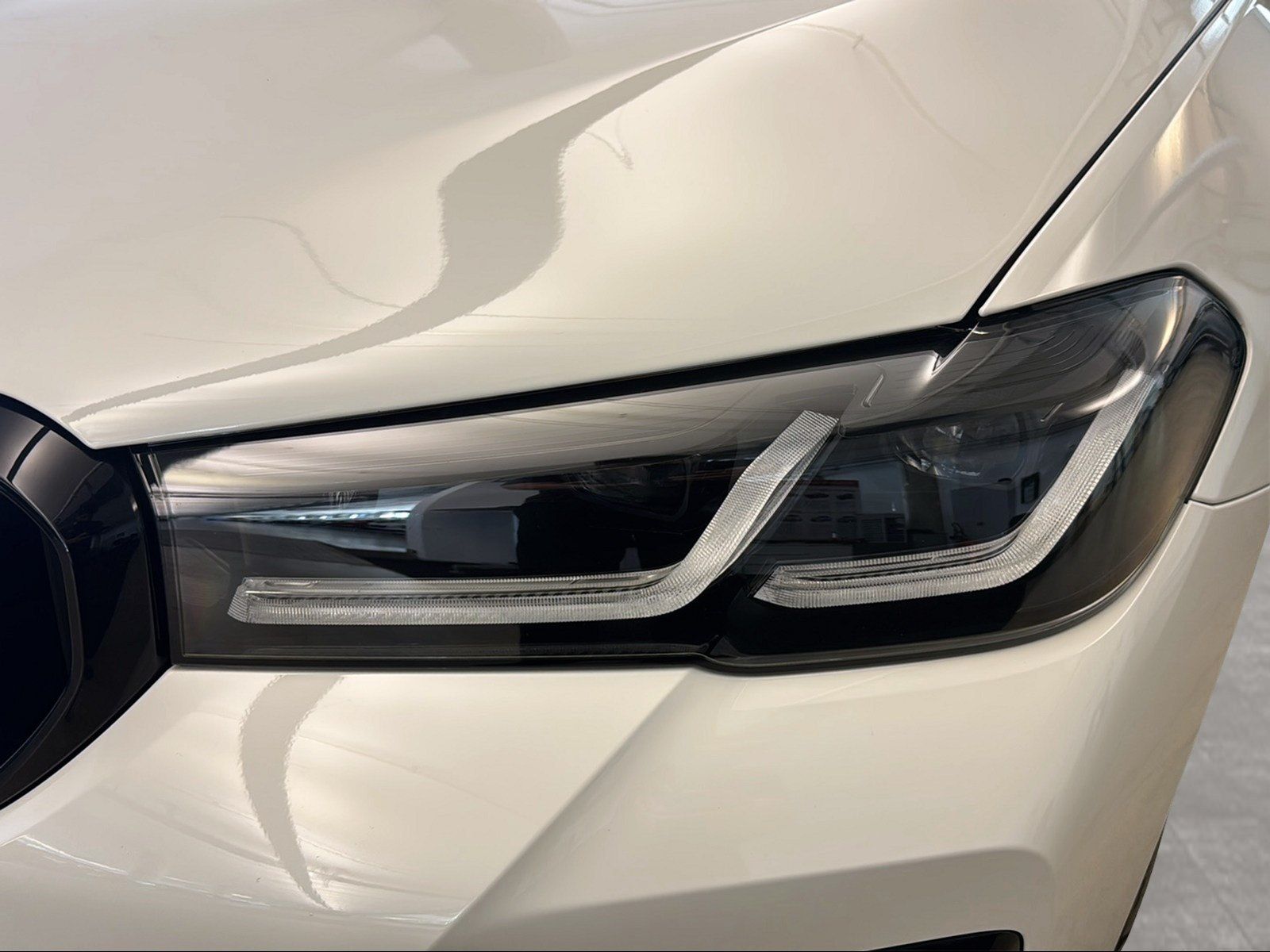 BMW 530 2023 г. Белый, пробег 24759 км
