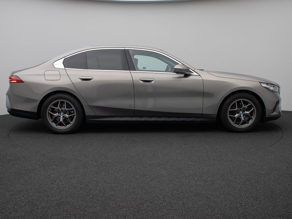 BMW 520 2024 г. Серый, пробег 28813 км